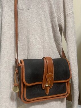 VINTAGE ALL WEATHER LEATHER DOONEY & BOURKE SHOULDER BAG